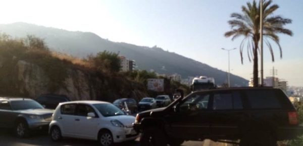 إشكالات على أوتوستراد غزير بسبب استمرار قطع الطريق