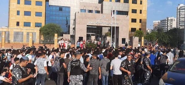 تجمع لطلاب المدارس امام وزارة التربية في الاونيسكو