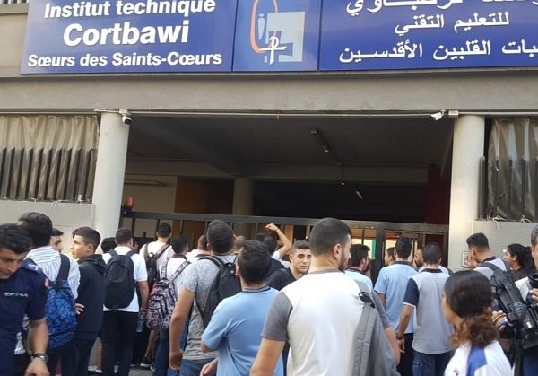 محتجون في جونية حثوا تلامذة ثانوية جورج افرام ومدرسة القرطباوي على المشاركة في الحراك