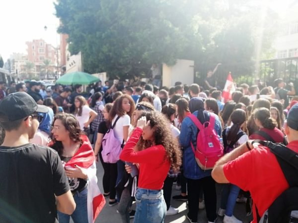 مسيرات طالبية وشبابية في طرابلس ونزع صور وتغطيتها بالاعلام اللبنانية