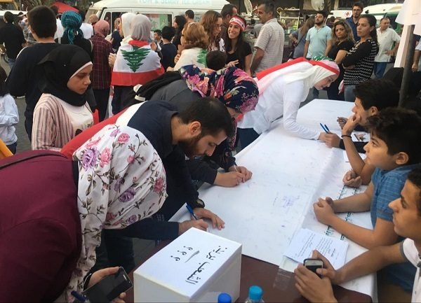 الآلاف يوقعون على عريضة حراك طرابلس واستطلاع يؤكد المطالب المعيشية والتغيير الديمقراطي