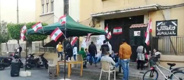 المحتجون نصبوا خيمة أمام مدخل مالية طرابلس
