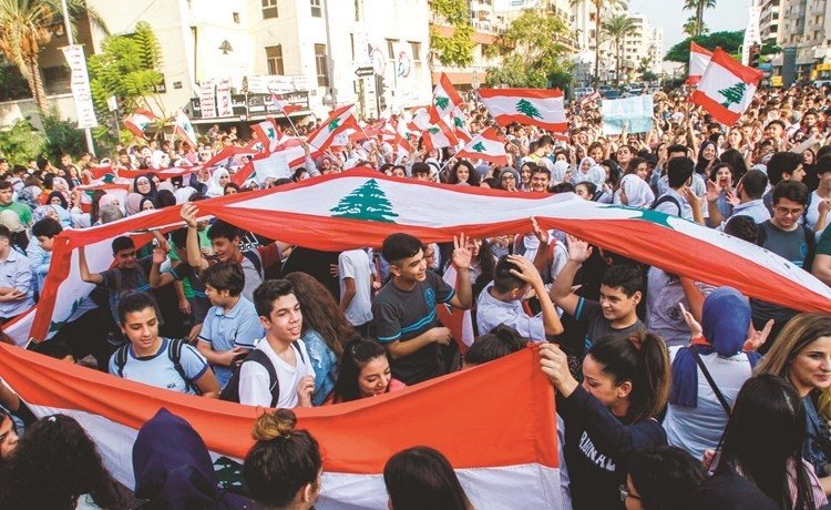 شركات كبرى تُلوّح بإعلان إفلاسها خلال أيام.. والبنك الدولي لتعجيل تشكيل الحكومة أو تدهور خطير.. لبنان: الطلاب يُعيدون زخم الحراك ويشلّون المؤسسات 1 شركات كبرى تُلوّح بإعلان إفلاسها خلال أيام.. والبنك الدولي لتعجيل تشكيل الحكومة أو تدهور خطير.. لبنان: الطلاب يُعيدون زخم الحراك ويشلّون المؤسسات