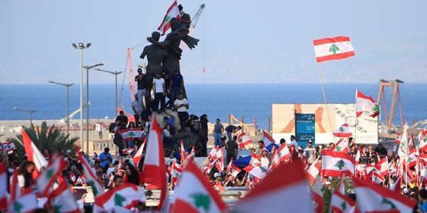 لبنان... السلطة تُعْلي خياراتها والانتفاضة تَمْضي بـ «صوتها»