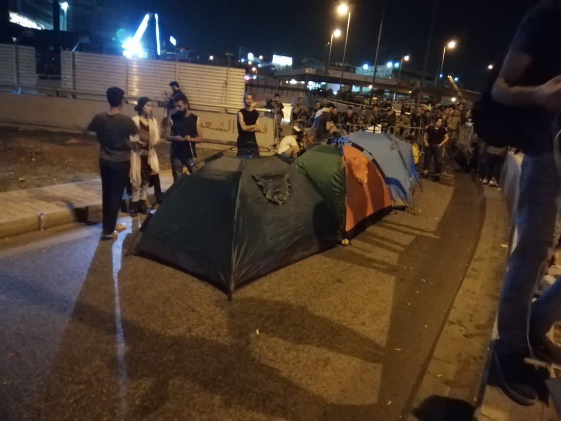محتجون نصبوا خيما على طريق القصر الجمهوري
