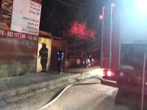 بالصور: حريق داخل محل لبيع الدواجن في البترون