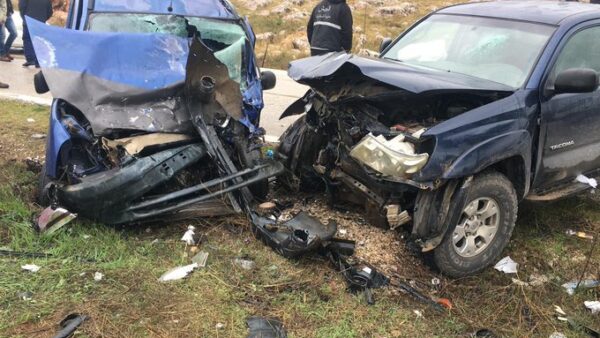 قتيل و 4 جرحى نتيجة تصادم بين سيارتين على طريق عام حوش القنعبي 1 قتيل و 4 جرحى نتيجة تصادم بين سيارتين على طريق عام حوش القنعبي