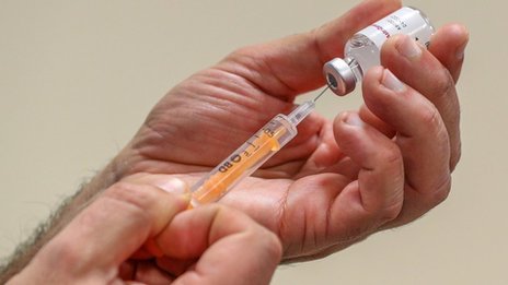 لقاح فيروس كورونا: مخاوف من إحجام بعض الأقليات العرقية في بريطانيا عن أخذه بسبب الأخبار الكاذبة