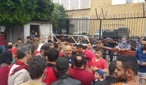 فيديو: حرق غرفة الحراسة امام سرايا طرابلس 2 فيديو: حرق غرفة الحراسة امام سرايا طرابلس