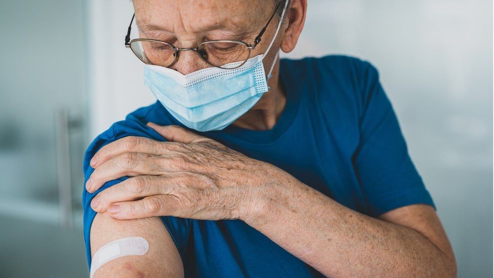 لقاح فيروس كورونا: ألم الذراع والصداع من آثاره الجانبية الأكثر شيوعا