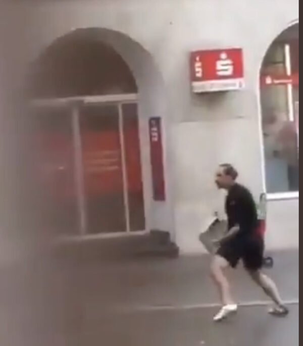 بالفيديو: المشاهد الاولى لعملية الطعن في المانيا 1 بالفيديو: المشاهد الاولى لعملية الطعن في المانيا