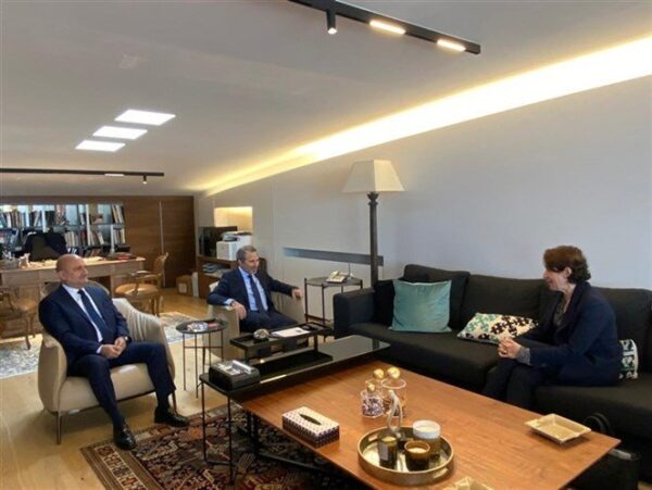لقاء باسيل وسفيرة فرنسا، لإبلاغه باجراءات العقوبات.. وهذا سبب مشاركة ندى البستاني 1 لقاء باسيل وسفيرة فرنسا، لإبلاغه باجراءات العقوبات.. وهذا سبب مشاركة ندى البستاني