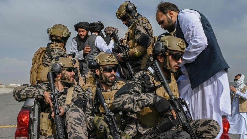 طالبان: صور تظهر سيطرة الحركة على مطار كابل بعد انسحاب القوات الأمريكية نهائيا من أفغانستان
