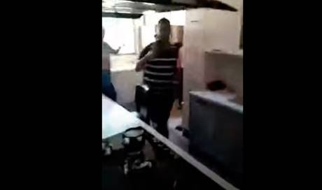 بالفيديو: اقتحام منزل النائب طارق المرعبي في بيروت