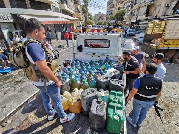 بالصورة: مصادرة 75 غالون مازوت وبنزين في صيدا وتوقيف مالكها 1 بالصورة: مصادرة 75 غالون مازوت وبنزين في صيدا وتوقيف مالكها