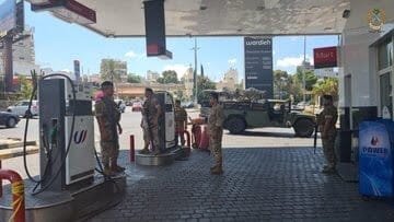 بالصور: الجيش بتوزيع 3000 ليتر من البنزين دون بدل مادي في القبة