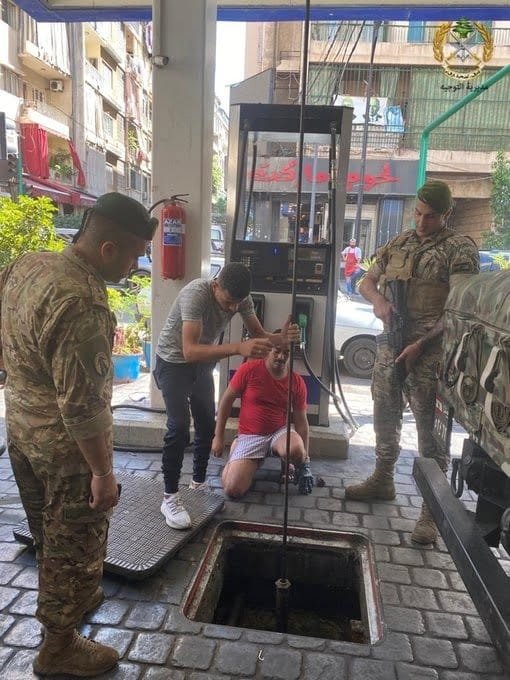 بالصور: الجيش بتوزيع 3000 ليتر من البنزين دون بدل مادي في القبة