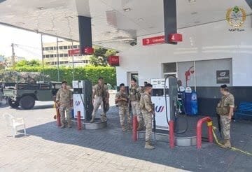 بالصور: الجيش بتوزيع 3000 ليتر من البنزين دون بدل مادي في القبة