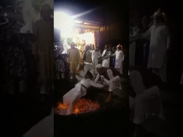 بالفيديو: سقوط أشخاص بحفرة مليئة بالجمر