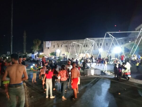 اهالي صيدا القديمة قطعوا الطريق قبالة خان الافرنج احتجاجا على انقطاع الكهرباء 1 اهالي صيدا القديمة قطعوا الطريق قبالة خان الافرنج احتجاجا على انقطاع الكهرباء