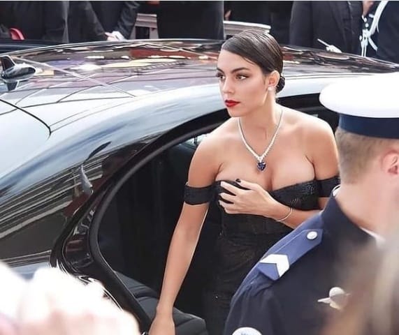 بالصورة: جورجينا صديقة رونالدو عارية الصدر بعد سقوط فستانها 2 بالصورة: جورجينا صديقة رونالدو عارية الصدر بعد سقوط فستانها