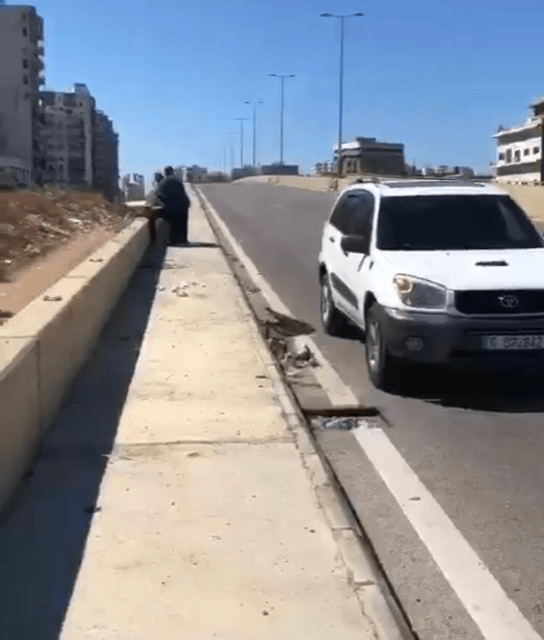 توقيف شخص كان يحاول سرقة أجزاء من قضبان سور جسر الميناء