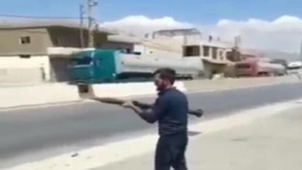 فيديو لإطلاق قذائف "آر بي جي" احتفالا بوصول الوقود إلى لبنان 1 فيديو لإطلاق قذائف "آر بي جي" احتفالا بوصول الوقود إلى لبنان