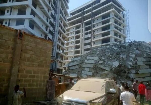 بالفيديو:عشرات العالقين تحت الأنقاض في انهيار مبنى مكون من 21 طابقا في نيجيريا