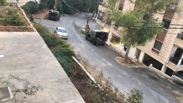 بالفيديو: الجيش اللبناني يفكك عبوة معدة للتفجير في علبة شوكولا