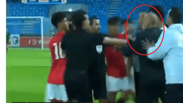 بالفيديو: تصرف مساعد مدرب منتخب سوريا مع ناشئ يمني يثير ضجة واسعة 1 بالفيديو: تصرف مساعد مدرب منتخب سوريا مع ناشئ يمني يثير ضجة واسعة