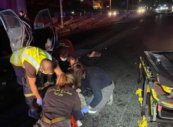 بالصور.. 4 جرحى جراء حادث سير على اوتوستراد جونية