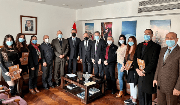 وزيرا التربية والسياحة كرما الطلاب الجامعيين المتطوعين بحملة التوعية لمراقبة اجراءات الوقاية من جائحة كورونا 1 eaf1905c17586106cde65cd29c49aef1