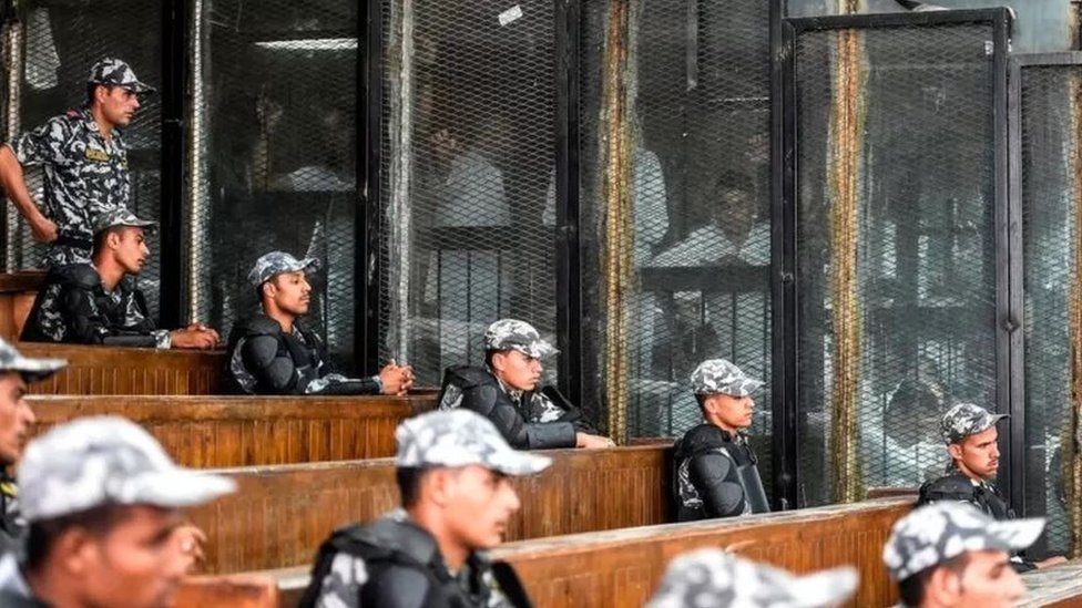 الإخوان المسلمون: قضية "العائدين من الكويت" تثير نقاشا مصريا حول ملاحقة قيادات الجماعة في الخارج