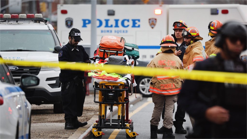 إصابة 13 شخصاً في حادث إطلاق نار داخل محطة لمترو الأنفاق في نيويورك