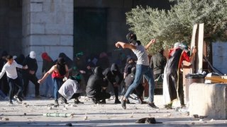 اشتباكات المسجد الأقصى بالقدس: تنديد عبر مواقع التواصل في العالم العربي ودعوات دولية للتهدئة