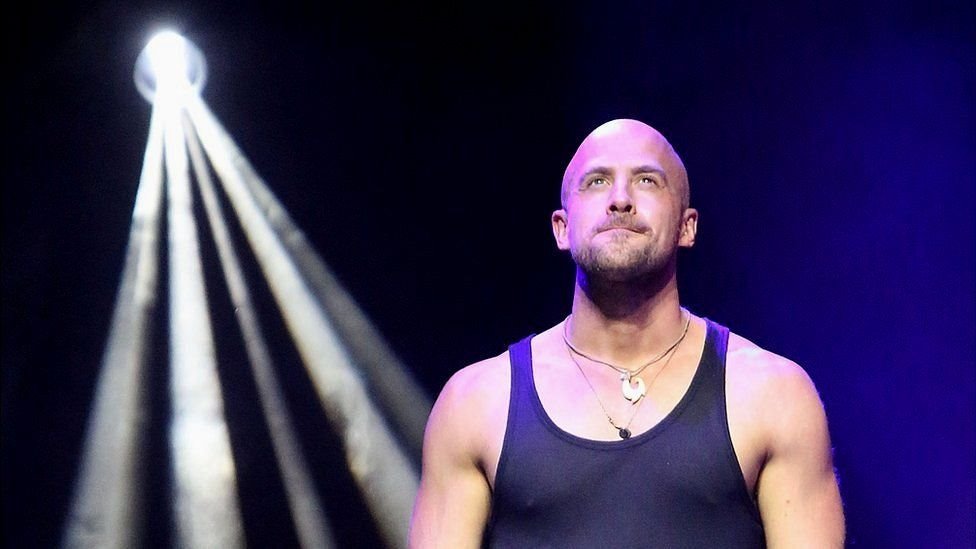 إصابة نجم برنامج المواهب البريطاني بالشلل