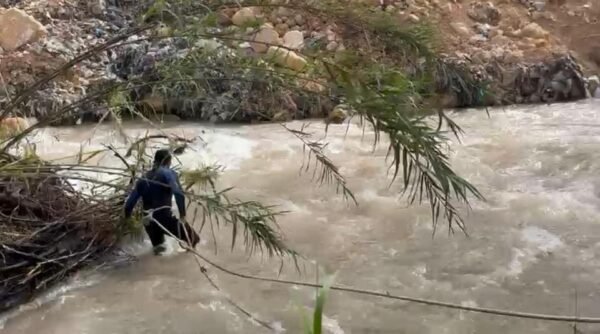 بالفيديو والصور: انتشال جثتي سوريين فقدا في نهر داريا - زغرتا