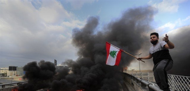  «بلادة» شعبيّة وغياب حكومي في مُواجهة الإنهيار.. الليرة تلفظ أنفاسها الأخيرة!