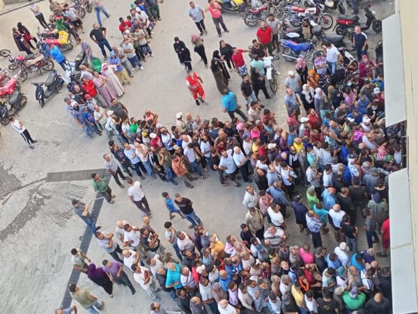 بالصور: حشود من المواطنين لشراء الخبز 2 بالصور: حشود من المواطنين لشراء الخبز