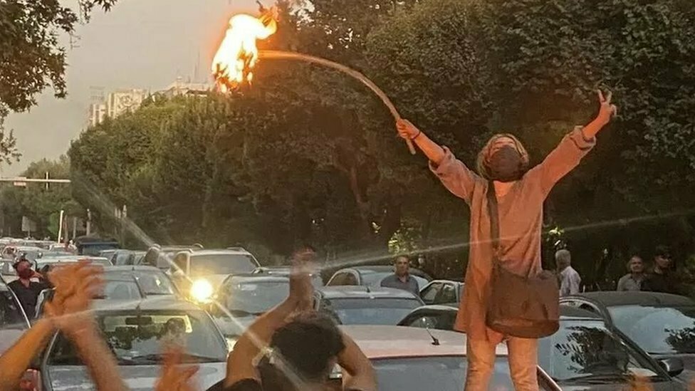 الاحتجاجات في إيران: نساء يشعلن النار في أغطية رؤوسهن خلال مظاهرة معادية للحجاب