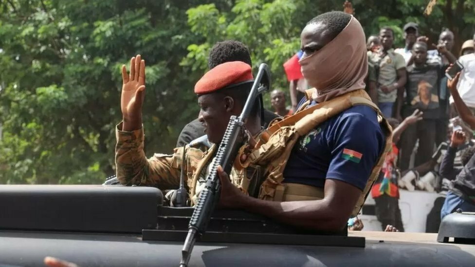 انقلاب بوركينا فاسو: القائد العسكري للبلاد يوافق على ترك الحكم لقادة الانقلاب الجديد