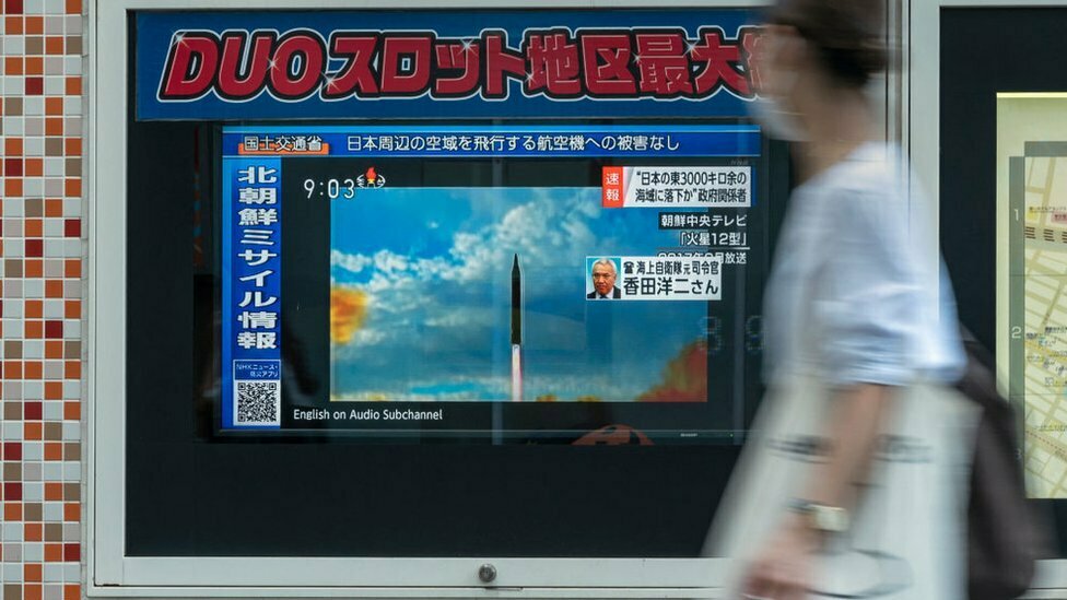 كوريا الشمالية تطلق صاروخا باليستيا حلق فوق اليابان ودفع حكومتها لتحذير السكان