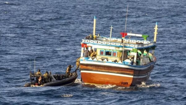 تهريب المخدرات: البحرية البريطانية توقف مركبا محملا بمخدر كريستال الميثامفيتامين في بحر العرب