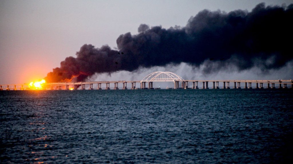 روسيا وأوكرانيا: بوتين يتهم كييف بـ"الإرهاب" بعد التفجير الذي استهدف جسر القرم