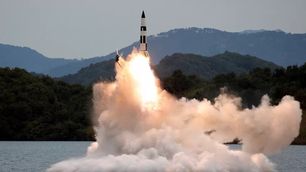 كوريا الشمالية: وسائل إعلام رسمية تقول إن إطلاق الصواريخ محاكاة لهجوم نووي على الجنوب