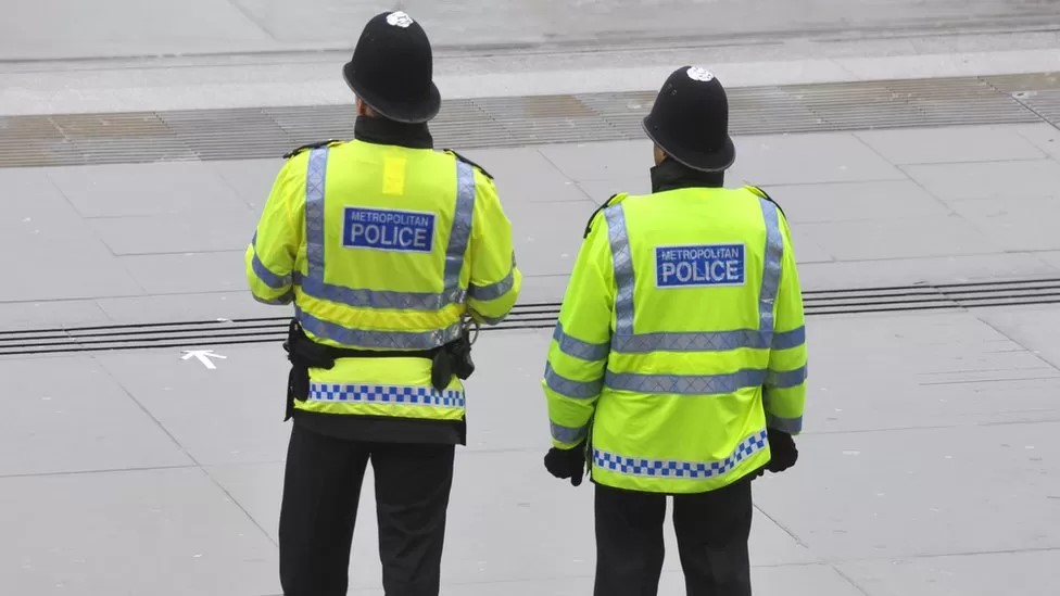 تقرير بريطاني يكشف عن إخفاق في محاسبة أفراد بالشرطة اتهموا بـ"معاداة النساء والعنصرية"