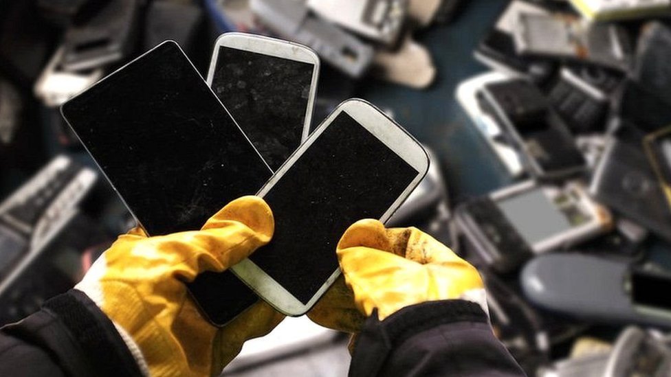 النفايات الإليكترونية: العالم يتخلص من خمسة مليارات هاتف في 2022