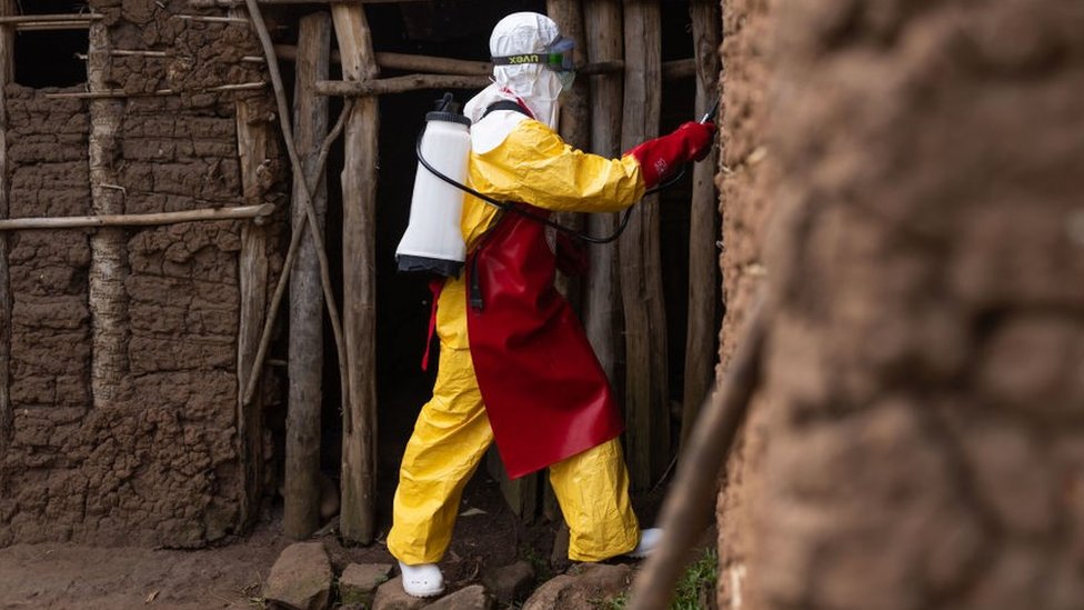 إيبولا: أوغندا تعلن عن إجراءات إغلاق وحظر تجول في منطقتين بعد تفشي الفيروس