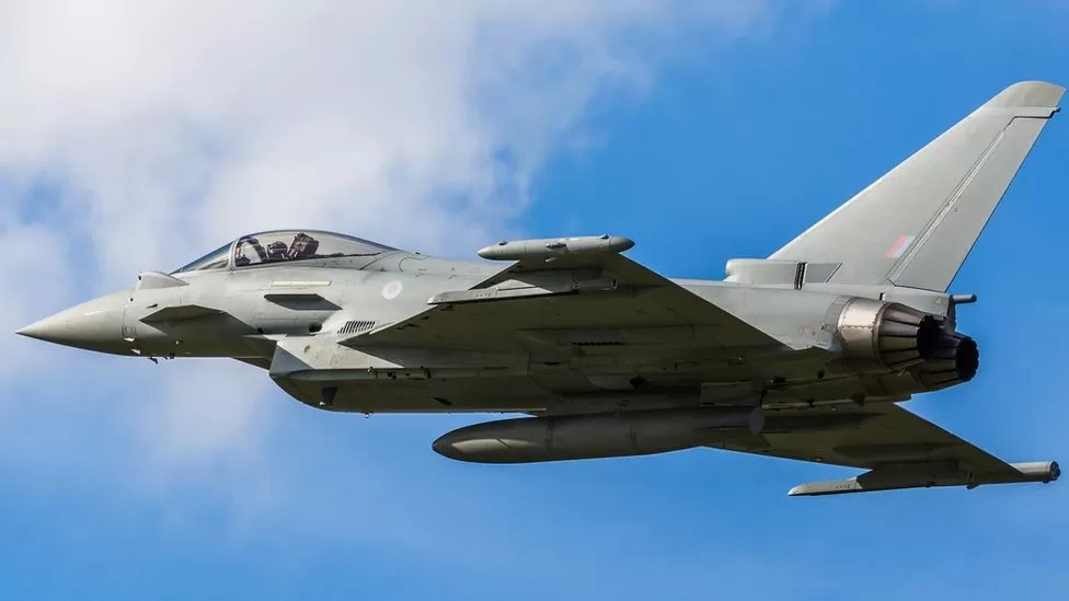 بريطانيا تقول إن الصين تغوي طيارين سابقين بمبالغ مالية كبيرة لتدريب قواتها الجوية