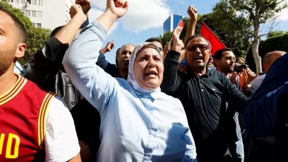 تونس: هل يستطيع الرئيس قيس سعيد إنقاذ بلاده من انهيار اقتصادي وشيك؟